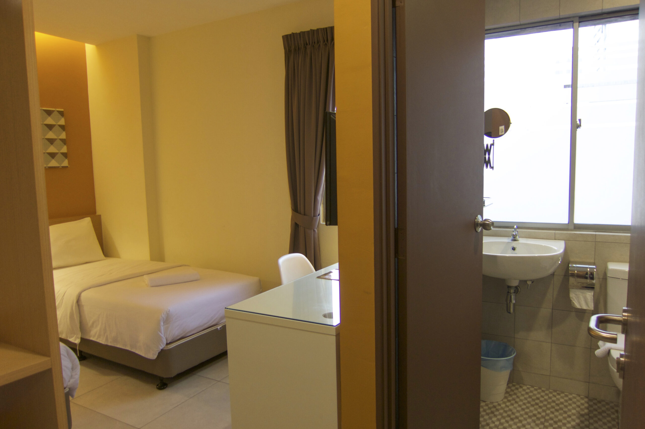 Standard Twin Room With Windows - Image 2
