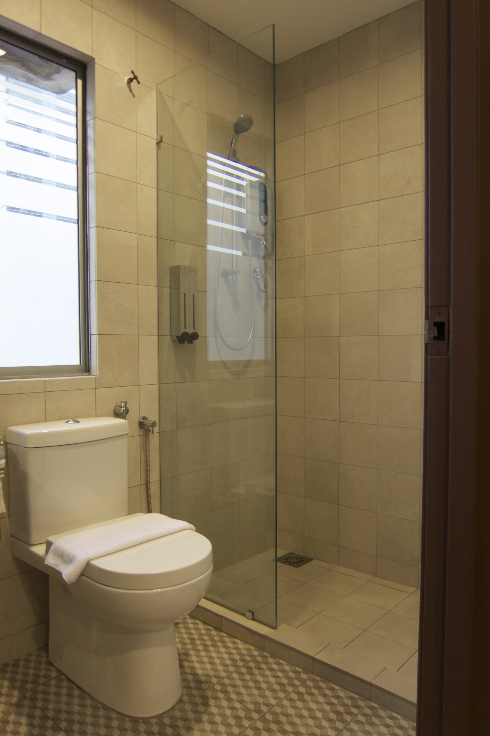 Standard Twin Room With Windows - Image 6